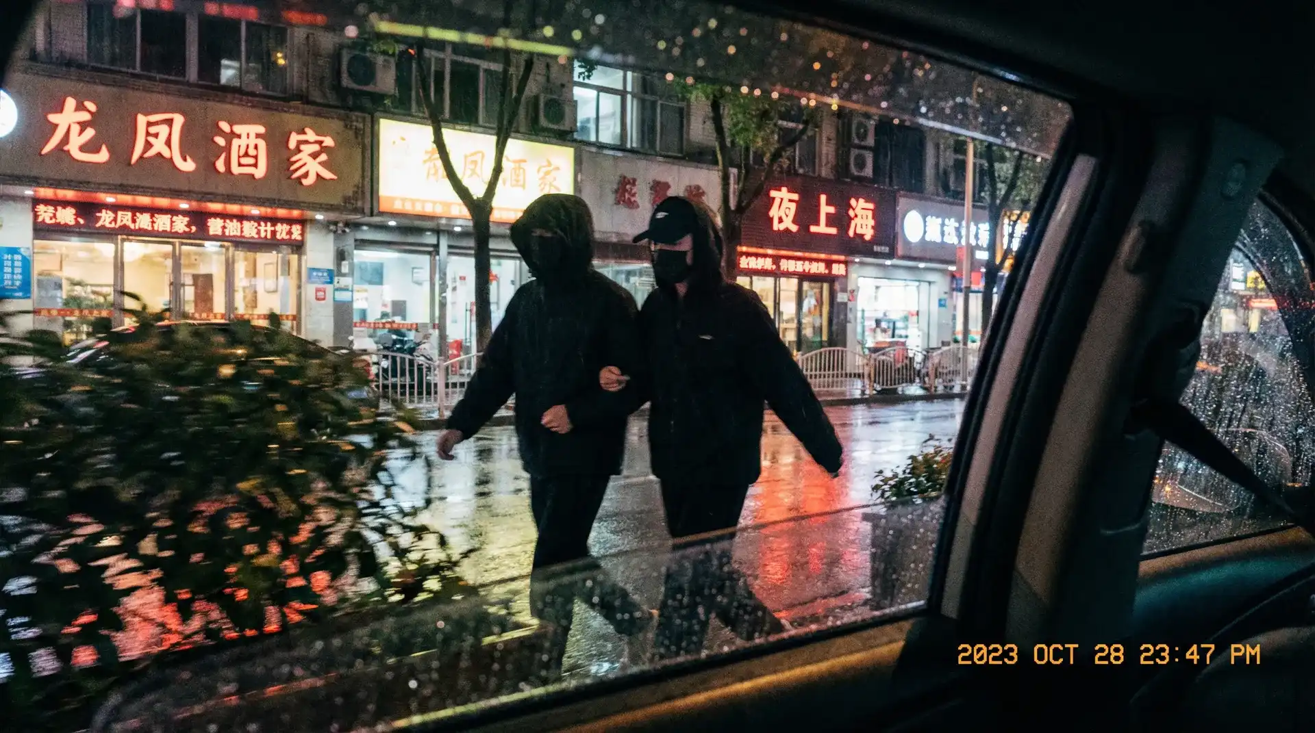 每日 大赛 +MRDS - 顶流明星深夜密会现场抓拍照片
